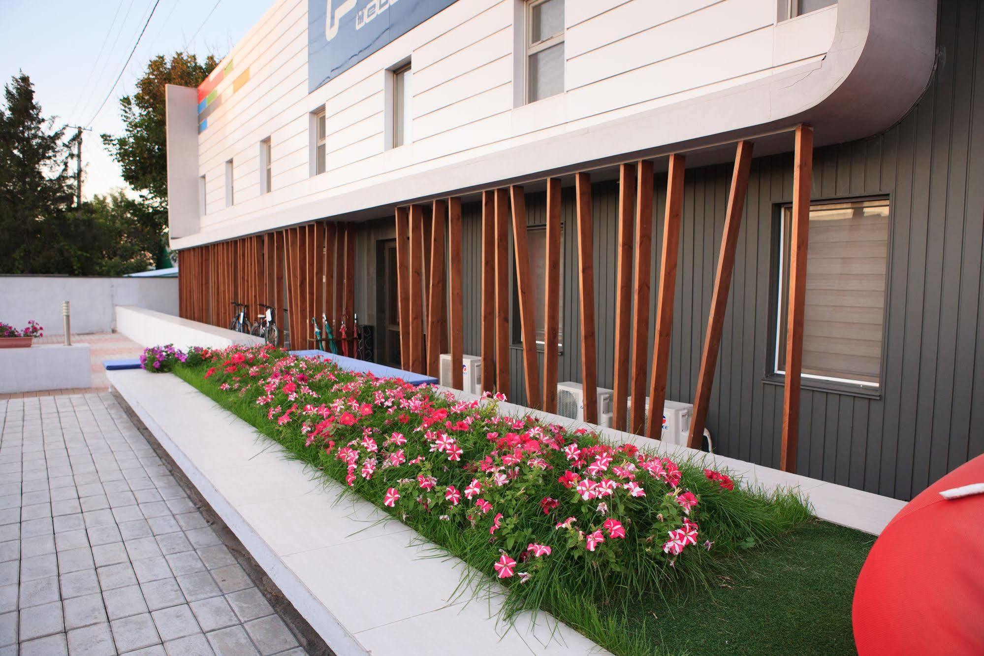 Futuro Hotel Bișkek Exterior foto